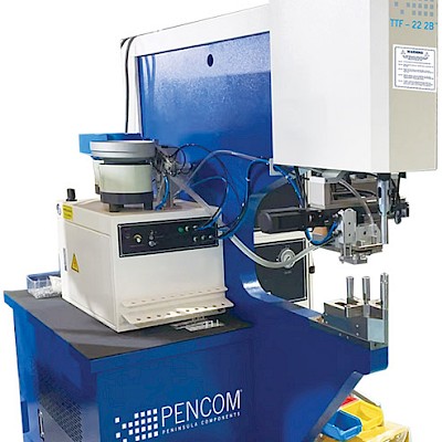 A máquina automatizada de inserção de fixadores PENCOM TTF-22 2B, exibida sobre um fundo branco. A máquina possui base azul com o logotipo da PENCOM, alimentadores de dupla cuba, painel de controle e uma estrutura branca alta que abriga o mecanismo de prensagem. Cabos e bandejas para classificação de fixadores estão visíveis.